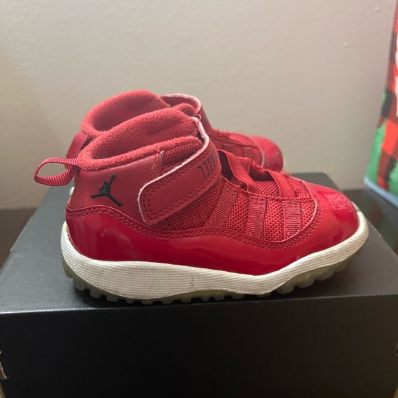 Jordan 11s red - Picture 2 of 6